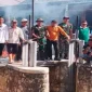 Kegiatan normalisasi DAM Pettesan bersama unsur Muspika, organisasi kemasyarakatan, pemerintah desa, dan warga di Kecamatan Sepulu, Bangkalan, Sabtu (17/10/2026). (Dok. Ho/RadarBangsa.co.id)