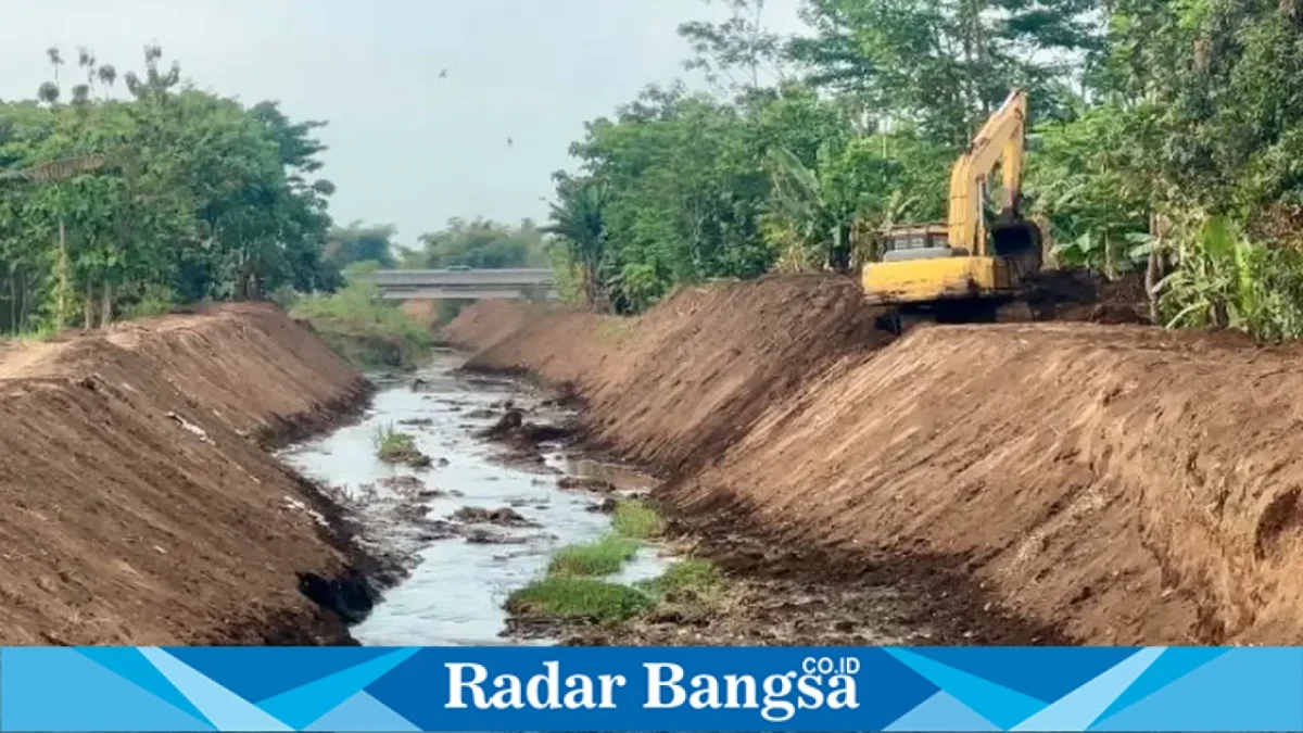 Pekerjaan normalisasi sungai dilakukan di sejumlah wilayah Kabupaten Pasuruan sebagai antisipasi potensi banjir, Rabu (7/10/2026). (Dok. Ho/RadarBangsa.co.id)