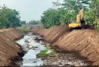 Pekerjaan normalisasi sungai dilakukan di sejumlah wilayah Kabupaten Pasuruan sebagai antisipasi potensi banjir, Rabu (7/10/2026). (Dok. Ho/RadarBangsa.co.id)