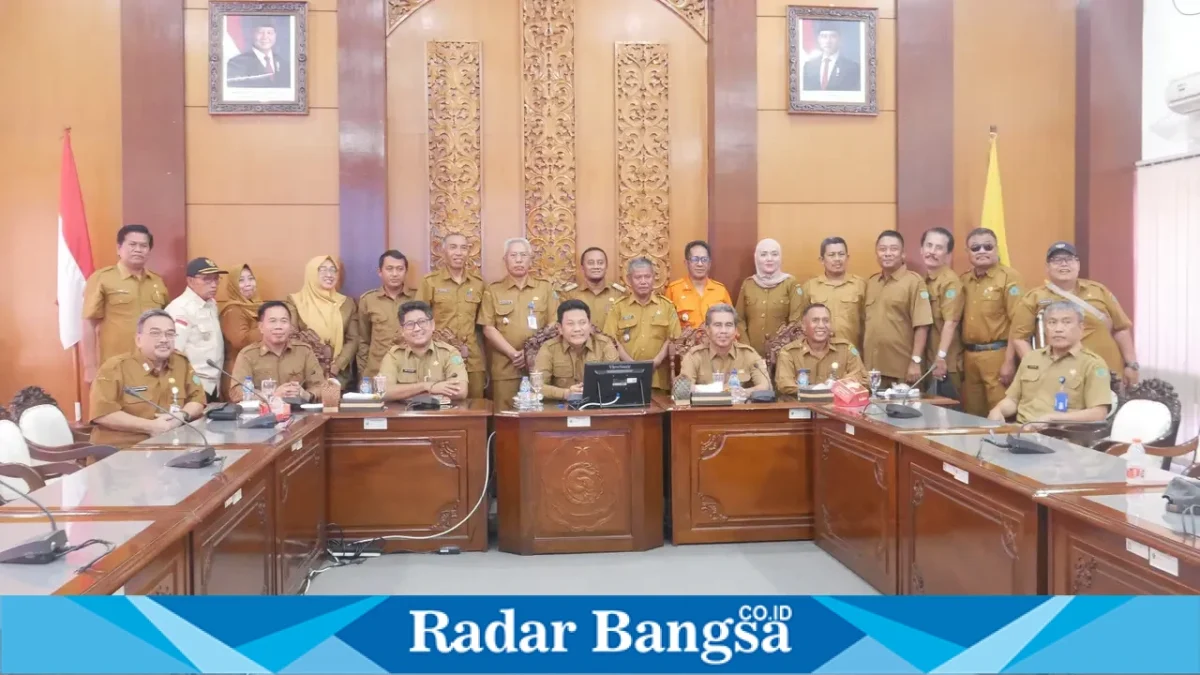Bupati Sidoarjo Subandi saat audiensi bersama kepala desa se-Kecamatan Wonoayu membahas penanganan sungai dan saluran air, Selasa (20/10/2026). (Dok. Ho/RadarBangsa.co.id)