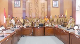 Bupati Sidoarjo Subandi saat audiensi bersama kepala desa se-Kecamatan Wonoayu membahas penanganan sungai dan saluran air, Selasa (20/10/2026). (Dok. Ho/RadarBangsa.co.id)