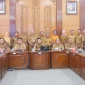 Bupati Sidoarjo Subandi saat audiensi bersama kepala desa se-Kecamatan Wonoayu membahas penanganan sungai dan saluran air, Selasa (20/10/2026). (Dok. Ho/RadarBangsa.co.id)
