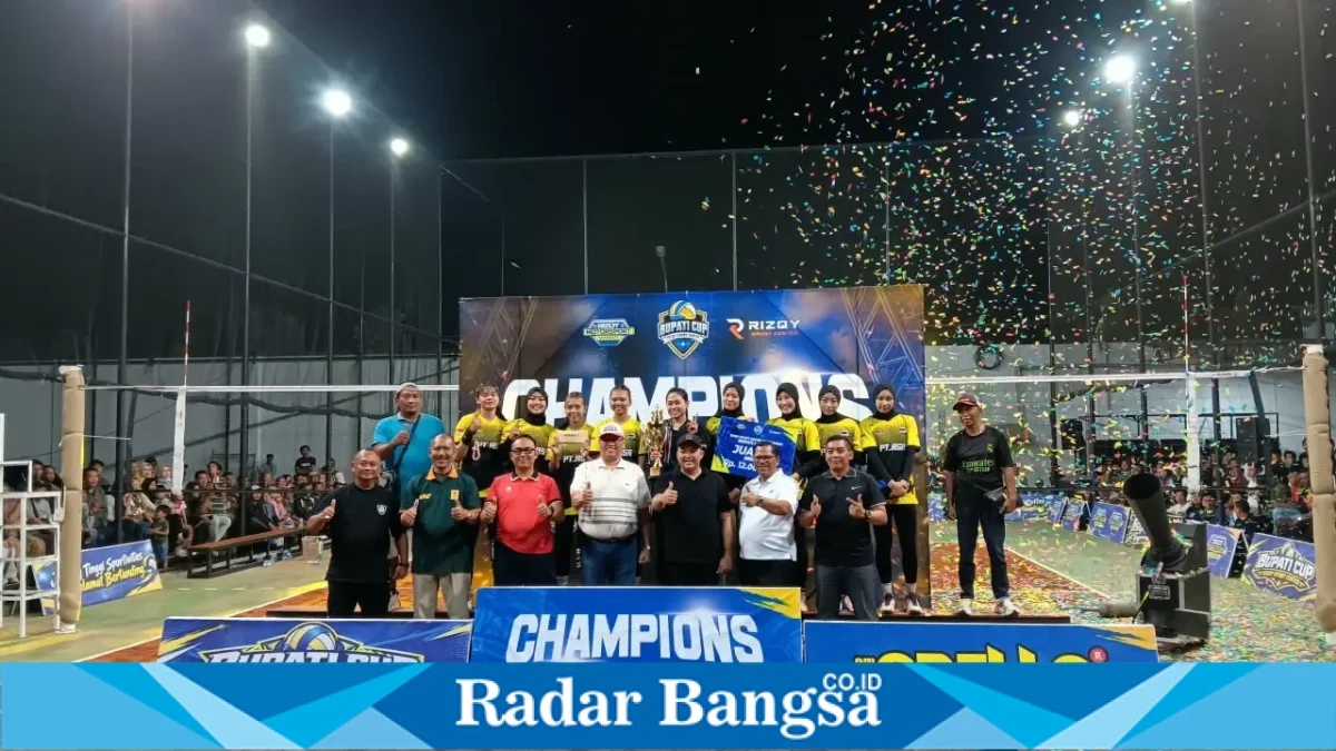 Bupati Pasuruan Rusdi Sutejo menghadiri partai final turnamen bola voli Rizqy Sport Center Bupati Cup 2026 di Desa Karangrejo, Kecamatan Gempol, Sabtu (17/10/2026) malam. (Dok. Ho/RadarBangsa.co.id)