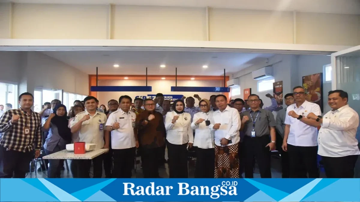 Wakil Bupati Sidoarjo Mimik Idayana membuka kegiatan One Desk Stop Service yang diikuti 22 perusahaan di Japfa Corner, Kecamatan Buduran, Rabu (21/10/2026). (Dok. Ho/RadarBangsa.co.id)