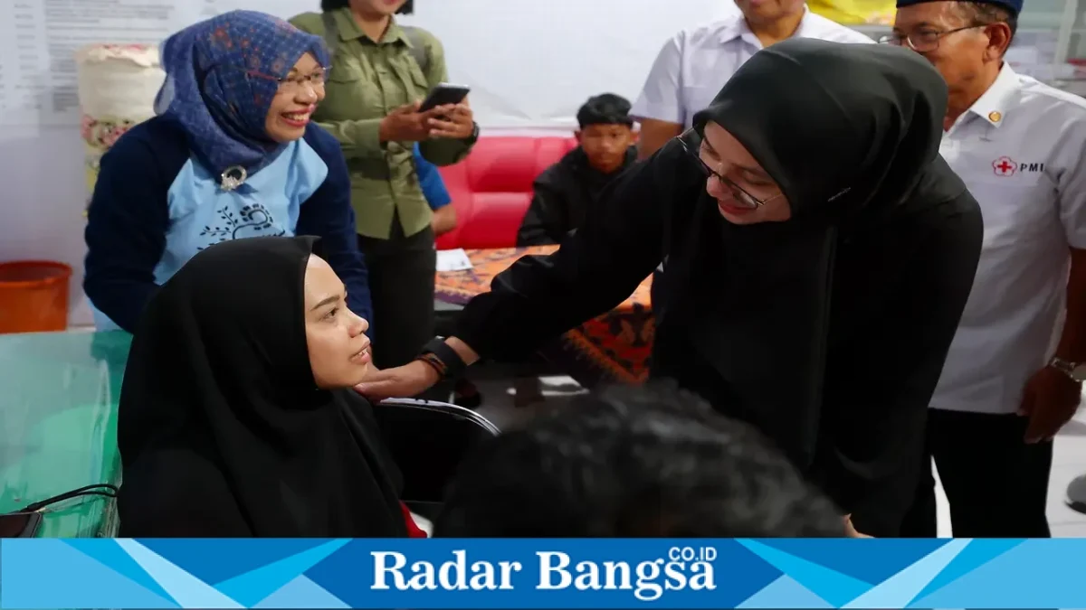 Bupati Banyuwangi Ipuk Fiestiandani saat membuka kegiatan bakti sosial operasi katarak gratis di Markas PMI Banyuwangi, Selasa (13/10/2026). (Dok. Ho/RadarBangsa.co.id)