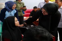 Bupati Banyuwangi Ipuk Fiestiandani saat membuka kegiatan bakti sosial operasi katarak gratis di Markas PMI Banyuwangi, Selasa (13/10/2026). (Dok. Ho/RadarBangsa.co.id)