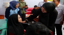 Bupati Banyuwangi Ipuk Fiestiandani saat membuka kegiatan bakti sosial operasi katarak gratis di Markas PMI Banyuwangi, Selasa (13/10/2026). (Dok. Ho/RadarBangsa.co.id)