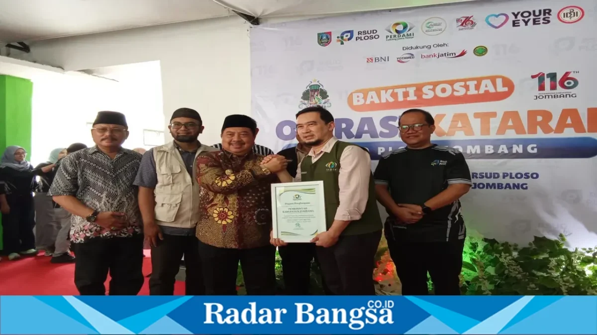 Bupati Jombang Warsubi menghadiri kegiatan bakti sosial operasi katarak gratis di RSUD Ploso, Sabtu (24/10/2026). (Foto Ho/RadarBangsa.co.id)