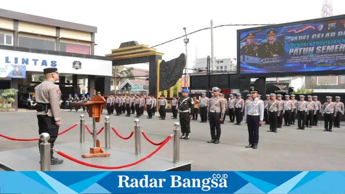 Apel gelar pasukan Operasi Patuh Semeru 2026 di halaman Mapolres Lamongan, Senin (26/10/2026). (Dok. Ho/Polres Lamongan/RadarBangsa.co.id).