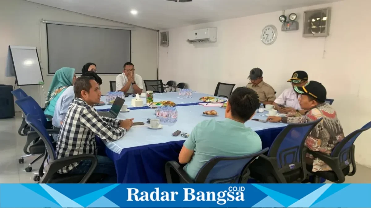 Komisi II DPRD Kabupaten Pasuruan saat melakukan kunjungan kerja ke PT Megamarine Pride dan PT Baramuda Bahari, Senin (19/10/2026). (Dok. Ho/RadarBangsa.co.id)
