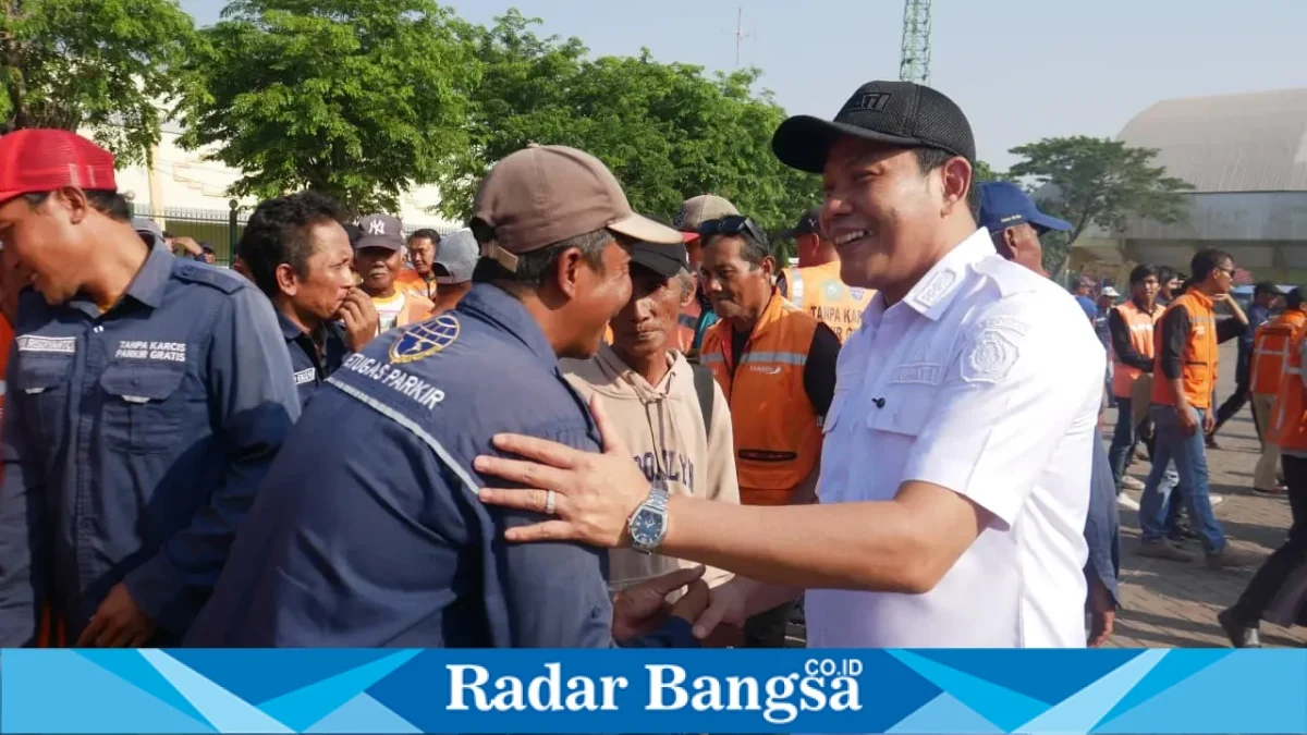 Bupati Sidoarjo Subandi saat memberikan pengarahan kepada juru parkir di GOR Sidoarjo, Jumat (16/10/2026). (Dok. Ho/RadarBangsa.co.id)