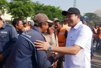 Bupati Sidoarjo Subandi saat memberikan pengarahan kepada juru parkir di GOR Sidoarjo, Jumat (16/10/2026). (Dok. Ho/RadarBangsa.co.id)