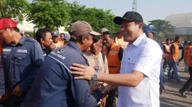 Bupati Sidoarjo Subandi saat memberikan pengarahan kepada juru parkir di GOR Sidoarjo, Jumat (16/10/2026). (Dok. Ho/RadarBangsa.co.id)