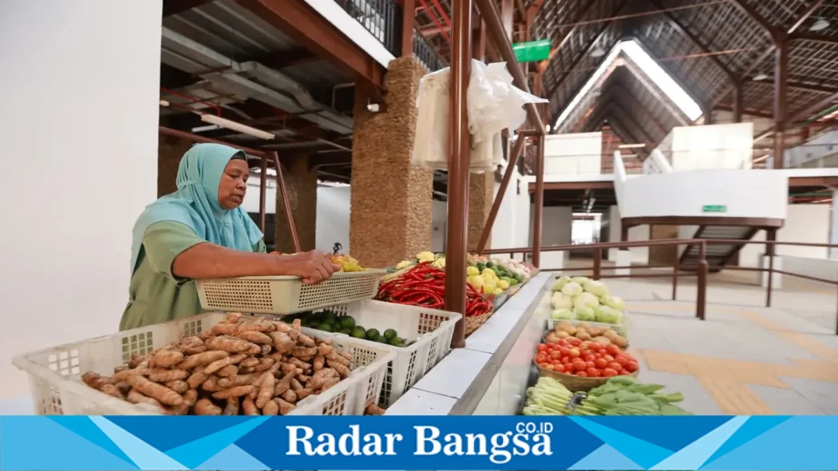 Pedagang memindahkan barang dagangan ke lapak menjelang soft launching Pasar Banyuwangi, Rabu (30/9/2026). (Dok. Ho/RadarBangsa.co.id)
