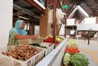 Pedagang memindahkan barang dagangan ke lapak menjelang soft launching Pasar Banyuwangi, Rabu (30/9/2026). (Dok. Ho/RadarBangsa.co.id)