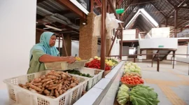 Pedagang memindahkan barang dagangan ke lapak menjelang soft launching Pasar Banyuwangi, Rabu (30/9/2026). (Dok. Ho/RadarBangsa.co.id)
