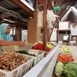 Pedagang memindahkan barang dagangan ke lapak menjelang soft launching Pasar Banyuwangi, Rabu (30/9/2026). (Dok. Ho/RadarBangsa.co.id)