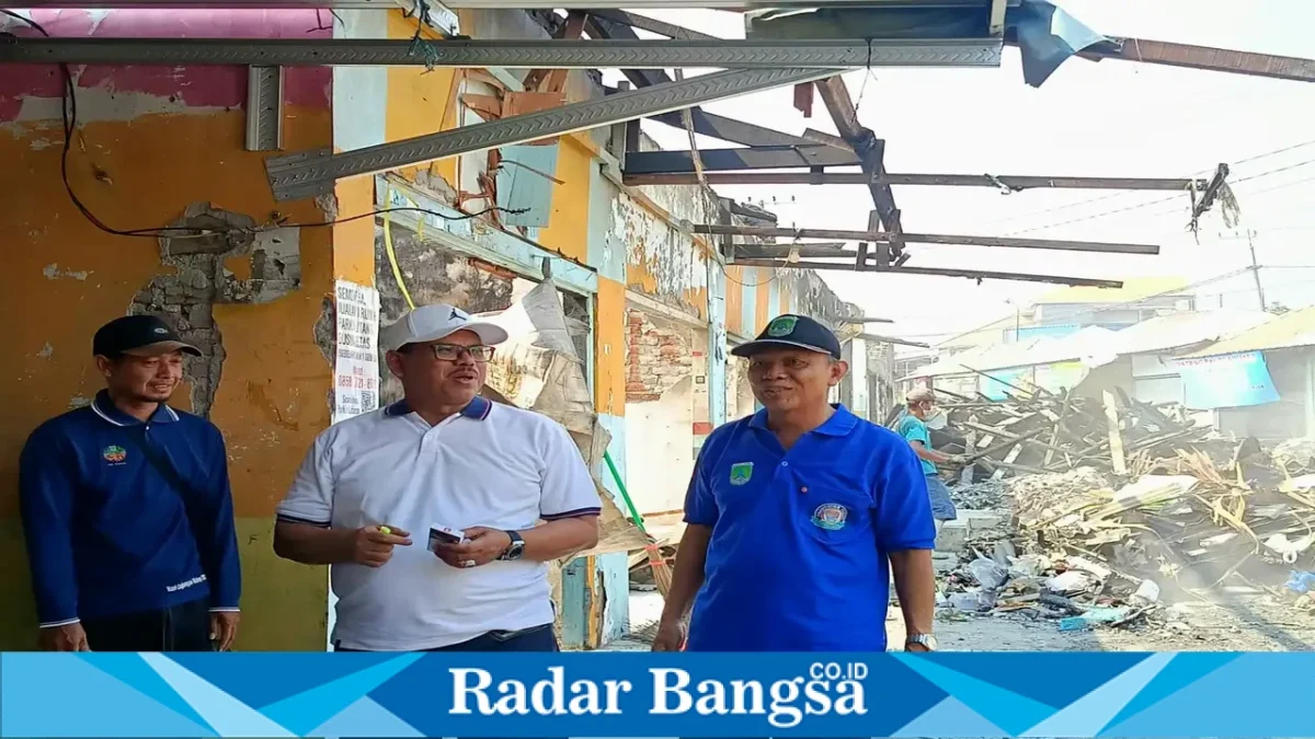 Pembersihan puing sisa kebakaran Pasar Desa Kepulungan, Kecamatan Gempol, Kabupaten Pasuruan, menggunakan alat berat dan truk, Selasa (13/10/2026). (Dok. Ho/RadarBangsa.co.id)
