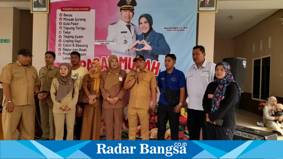 Warga membeli kebutuhan pokok dalam kegiatan Pasar Murah Gempita di Desa Selodakon, Kecamatan Tanggul, Jember, Senin (26/10/2026). (Foto Ho/RadarBangsa.co.id)
