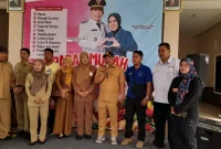 Warga membeli kebutuhan pokok dalam kegiatan Pasar Murah Gempita di Desa Selodakon, Kecamatan Tanggul, Jember, Senin (26/10/2026). (Foto Ho/RadarBangsa.co.id)