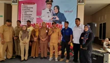 Warga membeli kebutuhan pokok dalam kegiatan Pasar Murah Gempita di Desa Selodakon, Kecamatan Tanggul, Jember, Senin (26/10/2026). (Foto Ho/RadarBangsa.co.id)
