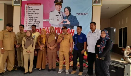 Warga berbelanja kebutuhan pokok dalam Pasar Murah Gempita di Desa Selodakon, Jember.