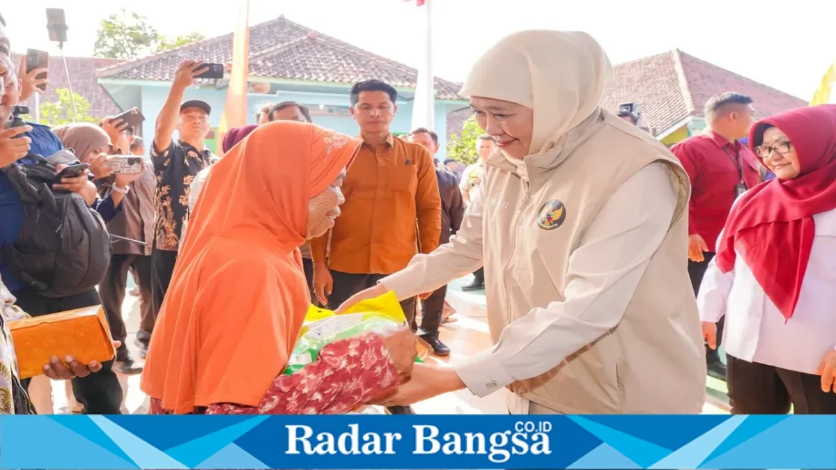 Gubernur Jawa Timur Khofifah Indar Parawansa saat menghadirkan Pasar Murah ke-161 di halaman Balai Desa Pojoksari, Kecamatan Sukomoro, Kabupaten Magetan, Selasa (6/10). (Dok. Ho/RadarBangsa.co.id)