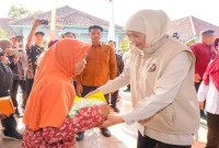 Gubernur Jawa Timur Khofifah Indar Parawansa saat menghadirkan Pasar Murah ke-161 di halaman Balai Desa Pojoksari, Kecamatan Sukomoro, Kabupaten Magetan, Selasa (6/10). (Dok. Ho/RadarBangsa.co.id)