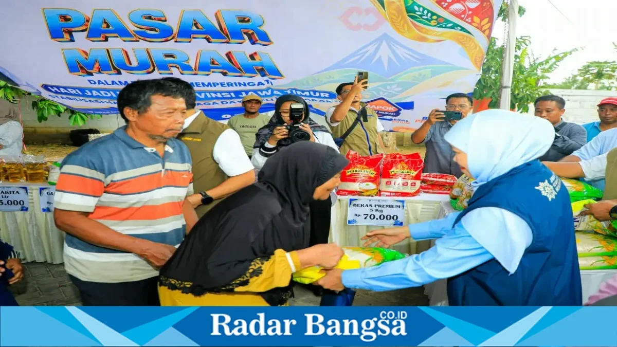 Gubernur Jawa Timur Khofifah Indar Parawansa dalam kegiatan pasar murah di Kabupaten Pacitan. (Dok Ho/RadarBangsa.co.id).