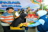 Gubernur Jawa Timur Khofifah Indar Parawansa dalam kegiatan pasar murah di Kabupaten Pacitan. (Dok Ho/RadarBangsa.co.id).