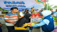 Gubernur Jawa Timur Khofifah Indar Parawansa dalam kegiatan pasar murah di Kabupaten Pacitan. (Dok Ho/RadarBangsa.co.id).
