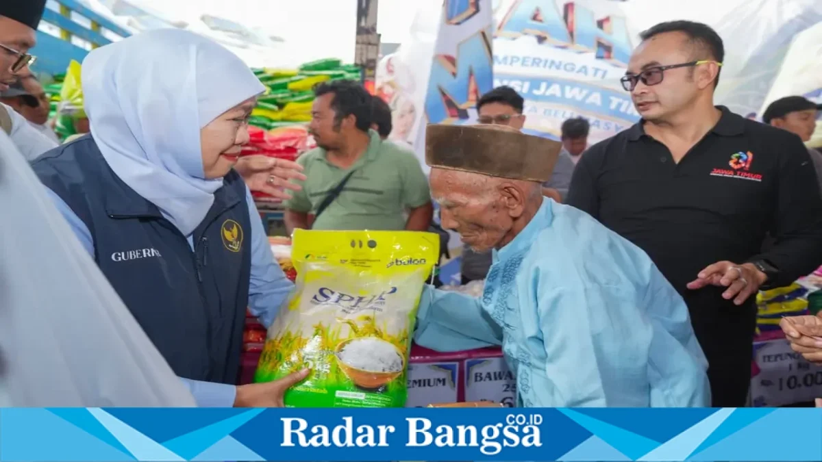 Gubernur Jawa Timur Khofifah Indar Parawansa saat menggelar pasar murah di halaman Balai Desa Batuputih Laok, Kabupaten Sumenep, Rabu (14/10). (Dok. Ho/RadarBangsa.co.id)