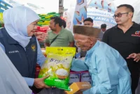 Gubernur Jawa Timur Khofifah Indar Parawansa saat menggelar pasar murah di halaman Balai Desa Batuputih Laok, Kabupaten Sumenep, Rabu (14/10). (Dok. Ho/RadarBangsa.co.id)