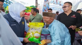 Gubernur Jawa Timur Khofifah Indar Parawansa saat menggelar pasar murah di halaman Balai Desa Batuputih Laok, Kabupaten Sumenep, Rabu (14/10). (Dok. Ho/RadarBangsa.co.id)