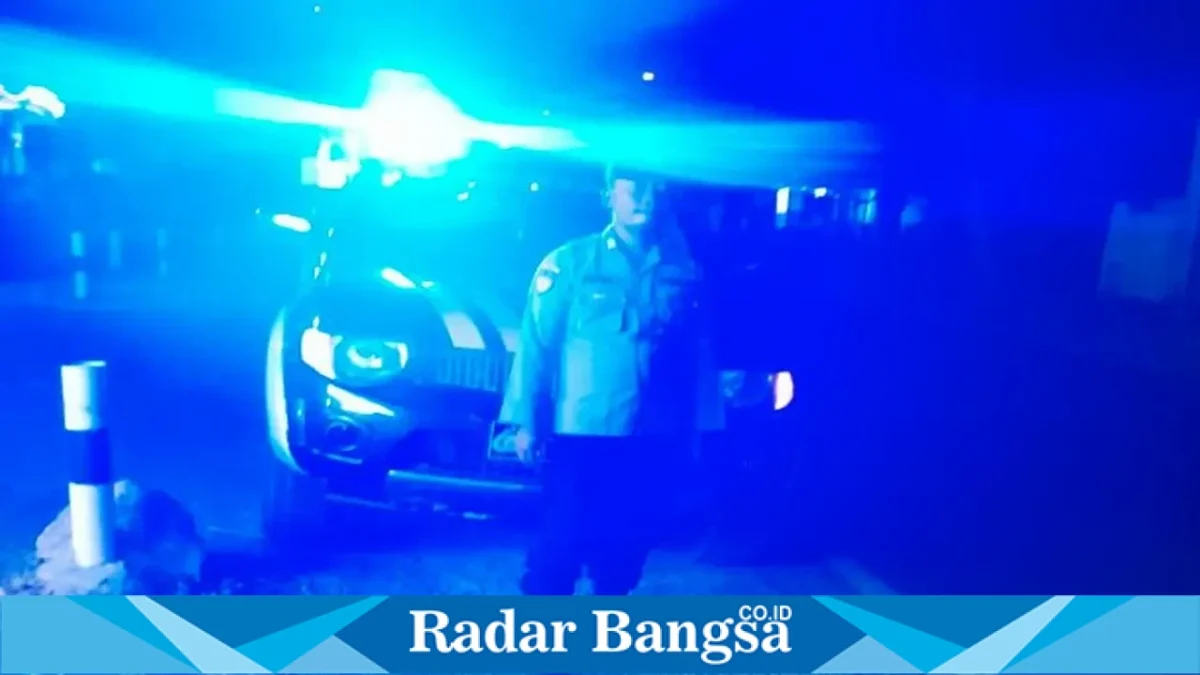 Personel Polsek Tikung melaksanakan patroli Blue Light di sejumlah jalur strategis wilayah Kecamatan Tikung, Lamongan, Jumat (9/10/2026) malam. (Dok. Ho/RadarBangsa.co.id)