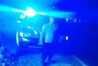 Personel Polsek Tikung melaksanakan patroli Blue Light di sejumlah jalur strategis wilayah Kecamatan Tikung, Lamongan, Jumat (9/10/2026) malam. (Dok. Ho/RadarBangsa.co.id)