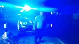Personel Polsek Tikung melaksanakan patroli Blue Light di sejumlah jalur strategis wilayah Kecamatan Tikung, Lamongan, Jumat (9/10/2026) malam. (Dok. Ho/RadarBangsa.co.id)