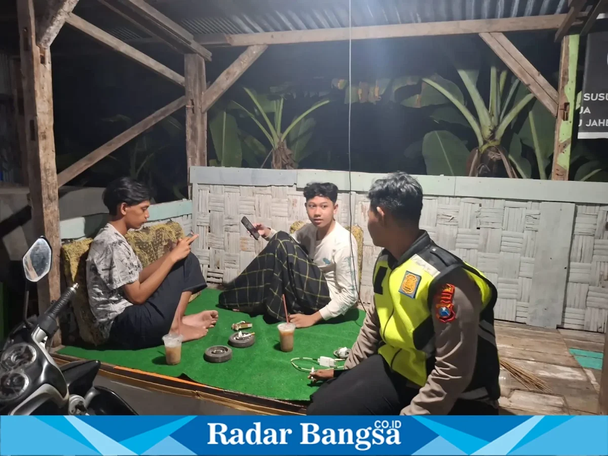 Petugas kepolisian saat melaksanakan patroli dialogis dan menyampaikan pesan Kamtibmas kepada masyarakat Desa Laren, Jumat (2/10/2026). (Dok. Ho/RadarBangsa.co.id)