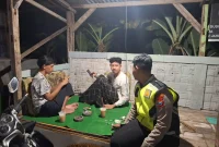 Petugas kepolisian saat melaksanakan patroli dialogis dan menyampaikan pesan Kamtibmas kepada masyarakat Desa Laren, Jumat (2/10/2026). (Dok. Ho/RadarBangsa.co.id)