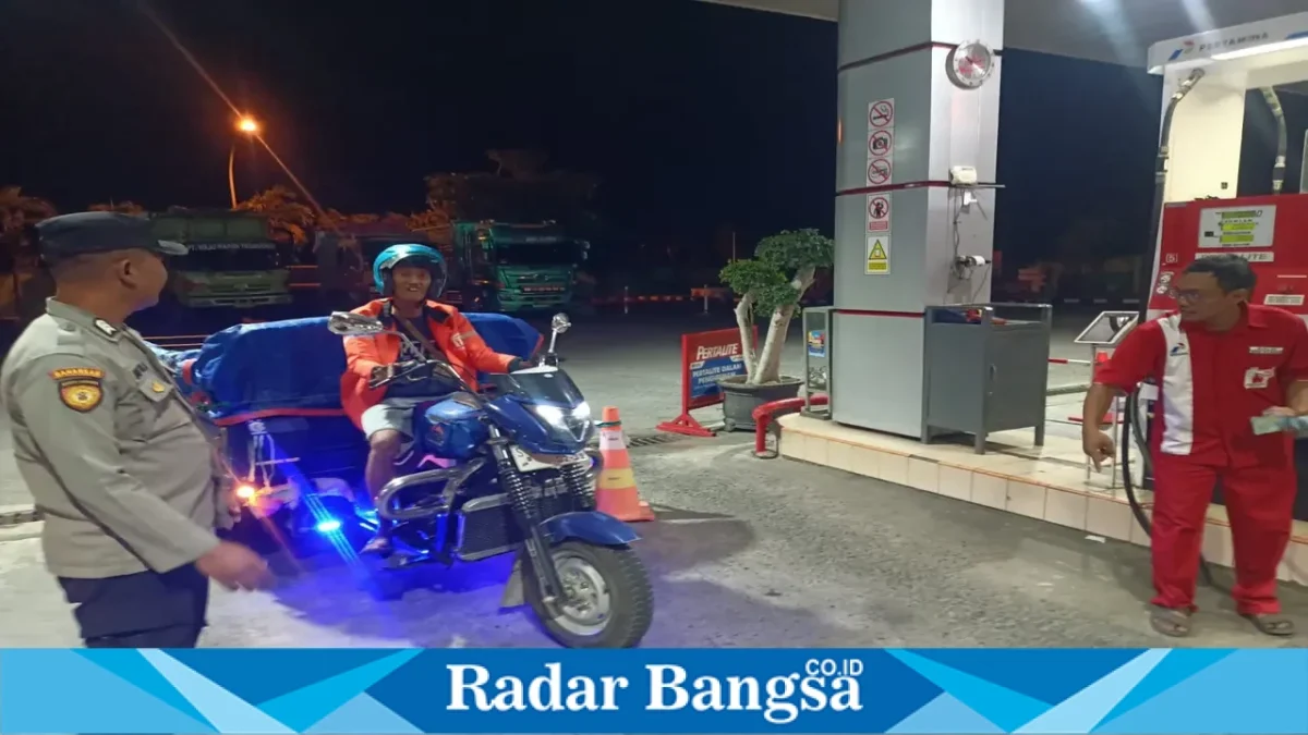 Personel Polsek Tikung saat melaksanakan patroli objek vital di wilayah Kecamatan Tikung, Kabupaten Lamongan, Jumat (9/10/2026). (Dok. Ho/RadarBangsa.co.id)