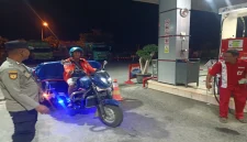 Personel Polsek Tikung saat melaksanakan patroli objek vital di wilayah Kecamatan Tikung, Kabupaten Lamongan, Jumat (9/10/2026). (Dok. Ho/RadarBangsa.co.id)