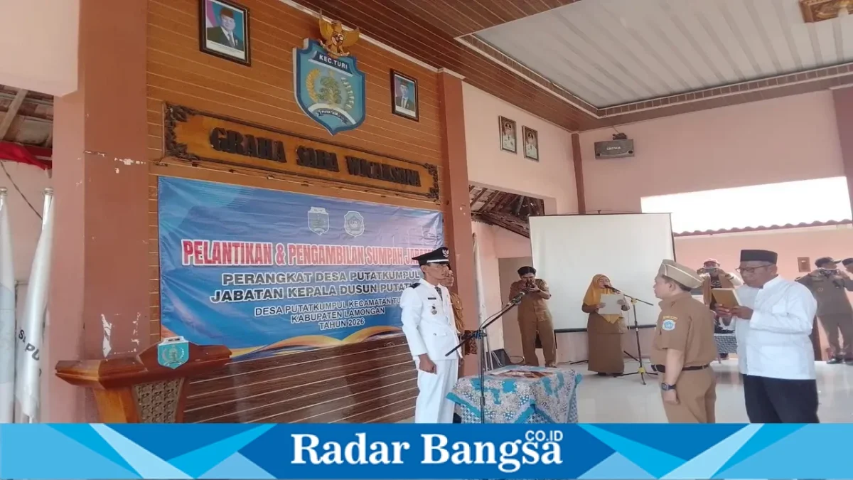 Proses pelantikan Fauzi sebagai Kepala Dusun (Kasun) Putatlor di Desa Putatkumpul, Kecamatan Turi, Kabupaten Lamongan, Selasa (6/10/2026).