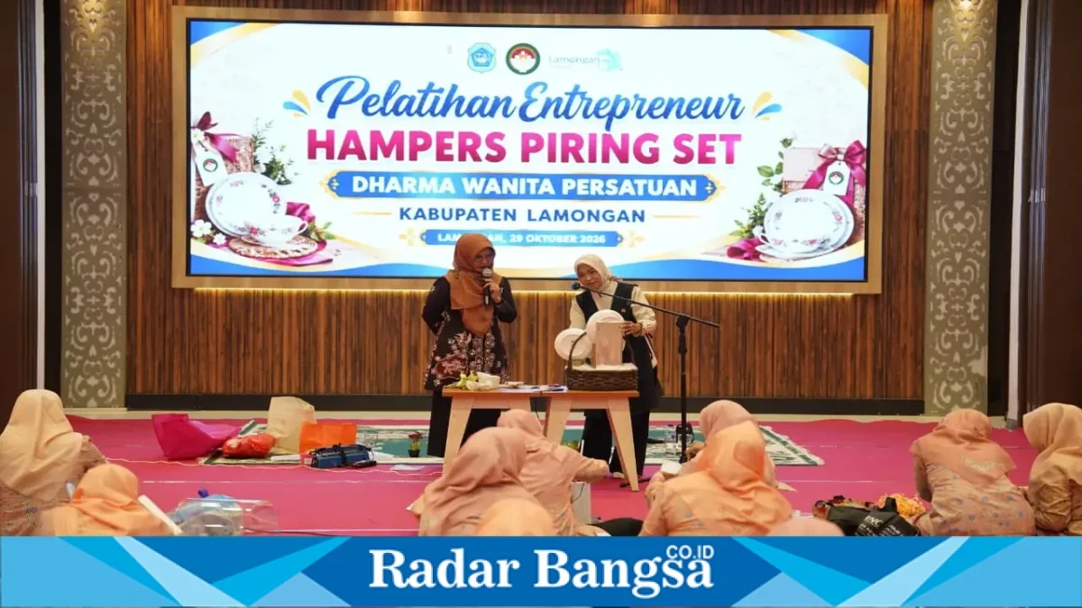 Anggota Dharma Wanita Persatuan Kabupaten Lamongan mengikuti Pelatihan Entrepreneur Hampers Piring Set di Aula Gajah Mada, Gedung Pemkab Lamongan, Kamis (29/10). (Dok Foto: Ho/RadarBangsa.co.id)