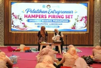 Anggota Dharma Wanita Persatuan Kabupaten Lamongan mengikuti Pelatihan Entrepreneur Hampers Piring Set di Aula Gajah Mada, Gedung Pemkab Lamongan, Kamis (29/10). (Dok Foto: Ho/RadarBangsa.co.id)