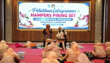 Anggota Dharma Wanita Persatuan Kabupaten Lamongan mengikuti Pelatihan Entrepreneur Hampers Piring Set di Aula Gajah Mada, Gedung Pemkab Lamongan, Kamis (29/10). (Dok Foto: Ho/RadarBangsa.co.id)