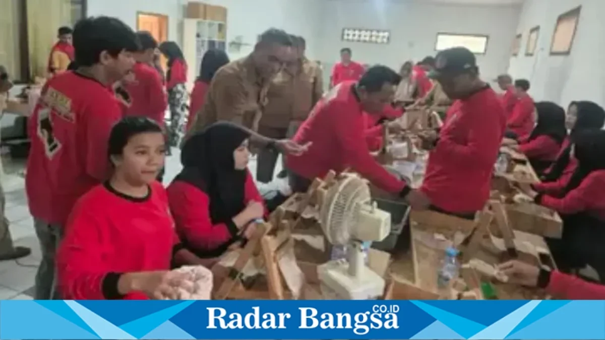 Peserta mengikuti pelatihan pelinting rokok Sigaret Kretek Tangan (SKT) di PR Suramadu, Desa Langkap, Kecamatan Burneh, Bangkalan. (Dok. Ho/RadarBangsa.co.id).