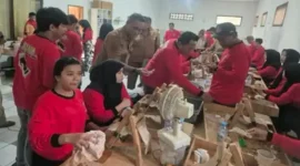 Peserta mengikuti pelatihan pelinting rokok Sigaret Kretek Tangan (SKT) di PR Suramadu, Desa Langkap, Kecamatan Burneh, Bangkalan. (Dok. Ho/RadarBangsa.co.id).