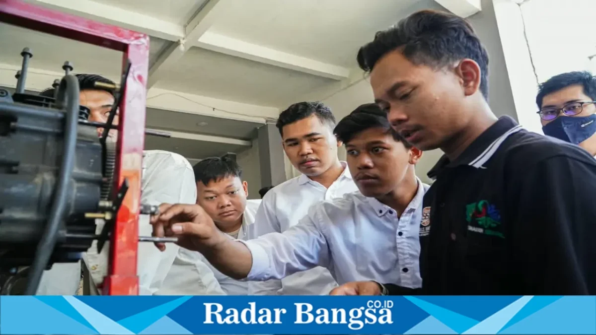 Peserta mengikuti pelatihan teknisi sepeda motor injeksi yang digelar Disnaker Sidoarjo di LPK Starskill Innovation.