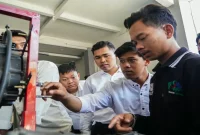 Peserta mengikuti pelatihan teknisi sepeda motor injeksi yang digelar Disnaker Sidoarjo di LPK Starskill Innovation.