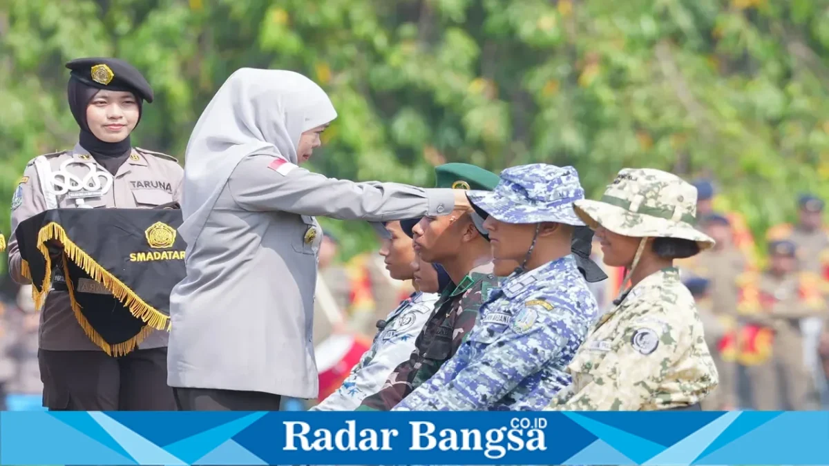 Gubernur Jawa Timur Khofifah Indar Parawansa saat memimpin prosesi pembaretan 1.334 taruna-taruni dari enam SMAN Taruna Jawa Timur di Pusdik Brimob Watukosek, Pasuruan, Kamis (8/10/2026). (Dok. Ho/RadarBangsa.co.id)